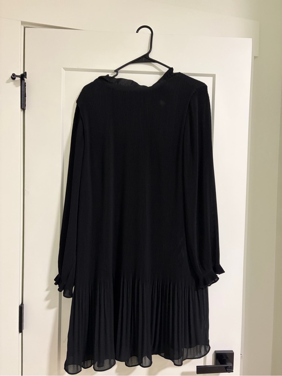 H&M Dresses & Skirts - H&M Black Long Sleeve Pleated-Hem Dress